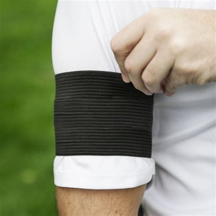 What does it mean to wear a black armband?