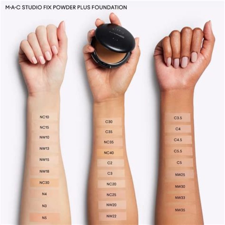 What does MAC studio fix powder do?