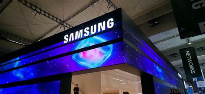 What does Samsung CHG90 weigh?