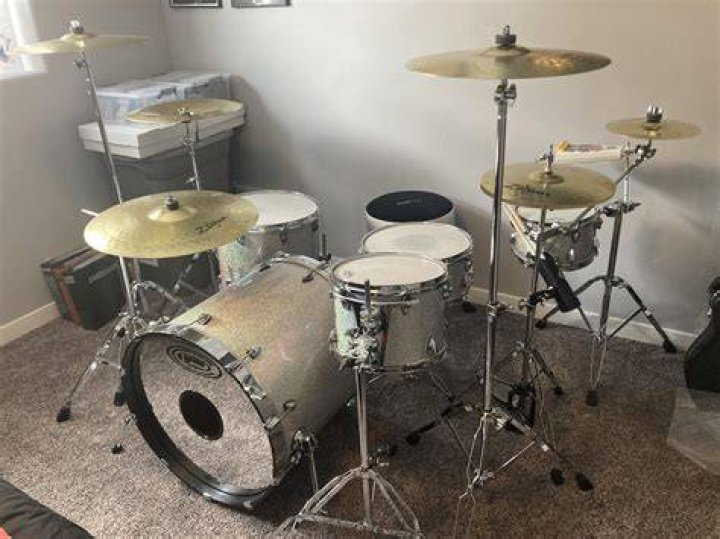 What drum kit does Travis Barker use?
