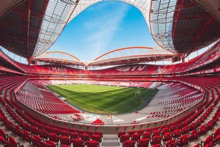 What is the capacity of Benfica's Stadium?