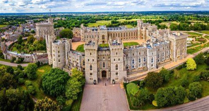 What is the largest palace in England?
