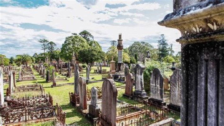 What is the oldest grave in Rookwood Cemetery?