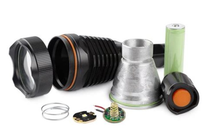 What kind of circuit does a flashlight use?