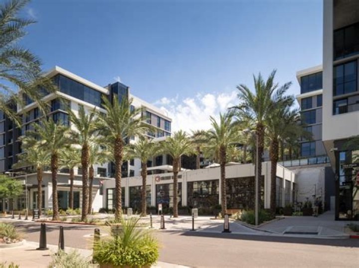 What stores does Scottsdale Quarter have?