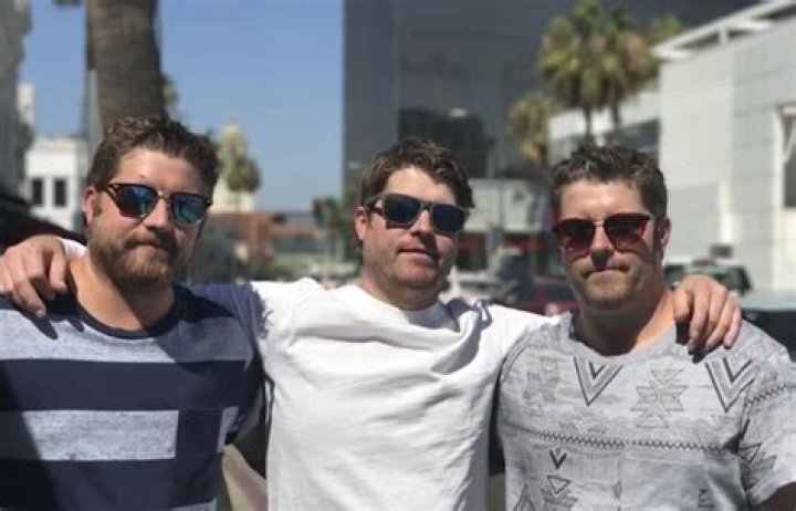 Where do Tom Schwartz brothers live?
