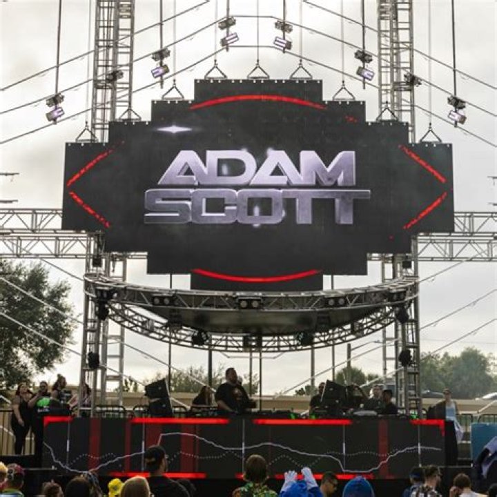 Where does Adam Scott live?