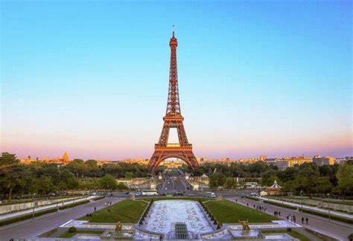 Which district is the Eiffel Tower in Paris?