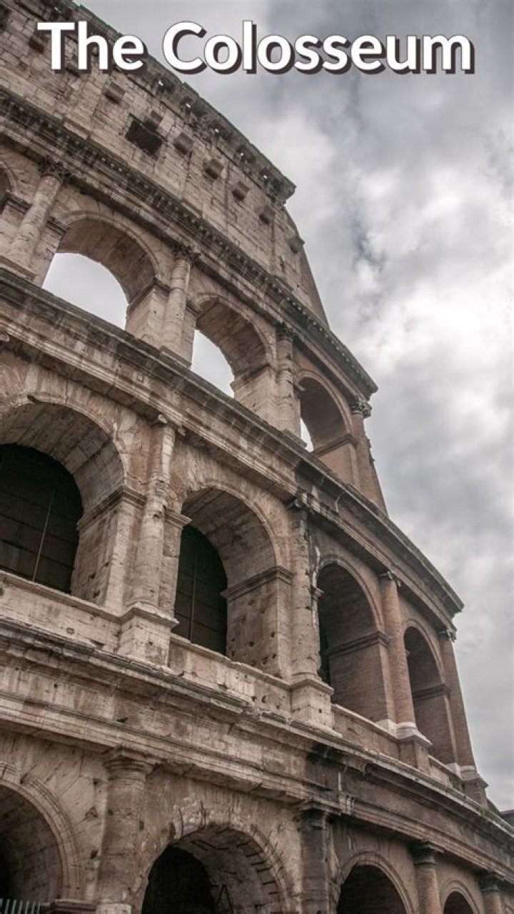 Which emperor commissioned the Colosseum?