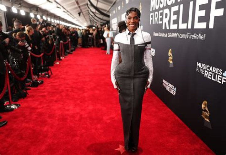 Who are the hosts of E Live From the Red Carpet?