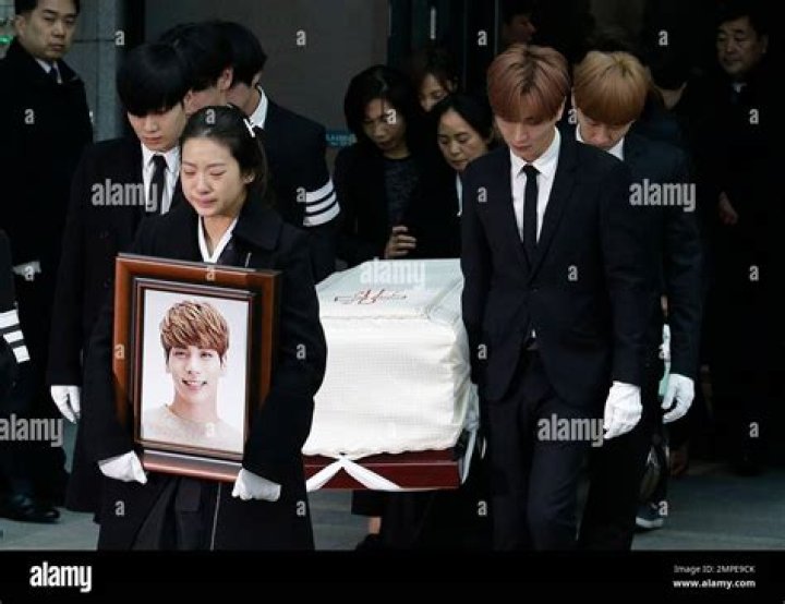 Who carried Jonghyun's casket?