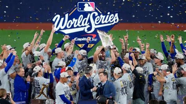 Who did the Dodgers signed for 2021?