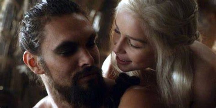 Who does khaleesi fall in love with?