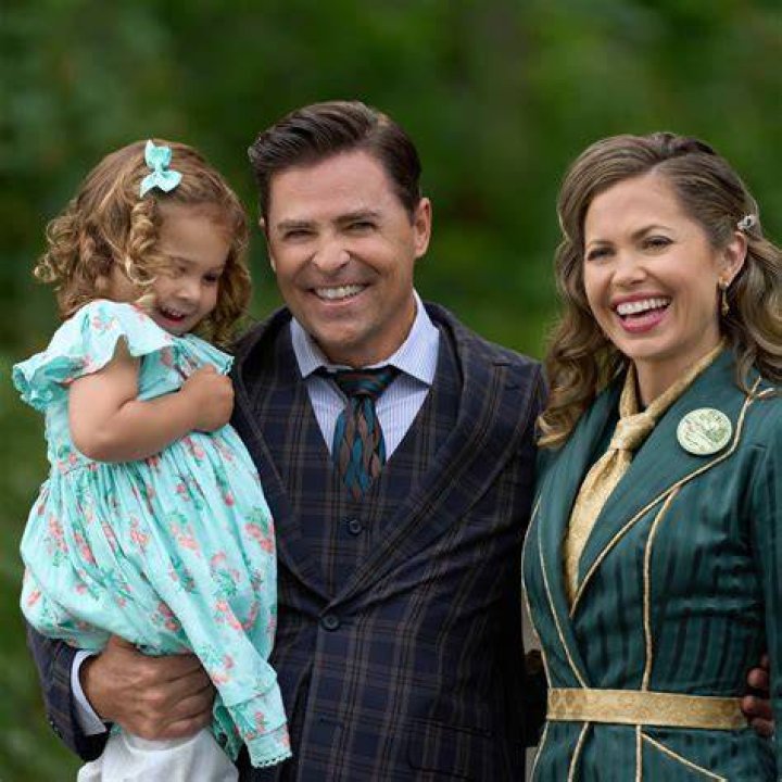 Who is the father of Elizabeth's baby on when calls the heart?