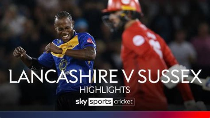 Who plays at the Kia Oval?