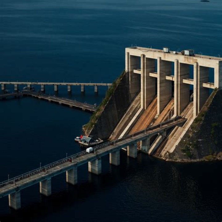 Why is NaCl not used in salt bridge?
